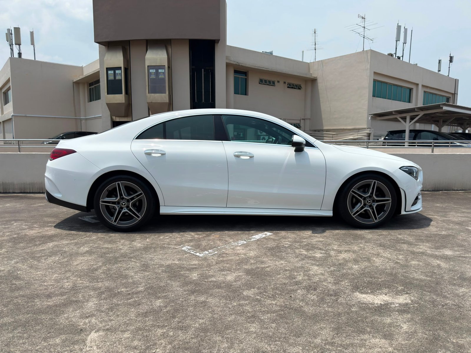 Mercedes-Benz CLA180 Coupe AMG Line photo 4
